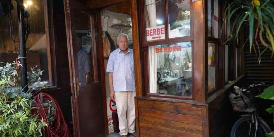 5 metrekarede 45 yıllık hizmet! 75 yaşında makas sallıyor: Tüccardan sinema yıldızına herkesin uğrak noktası 2